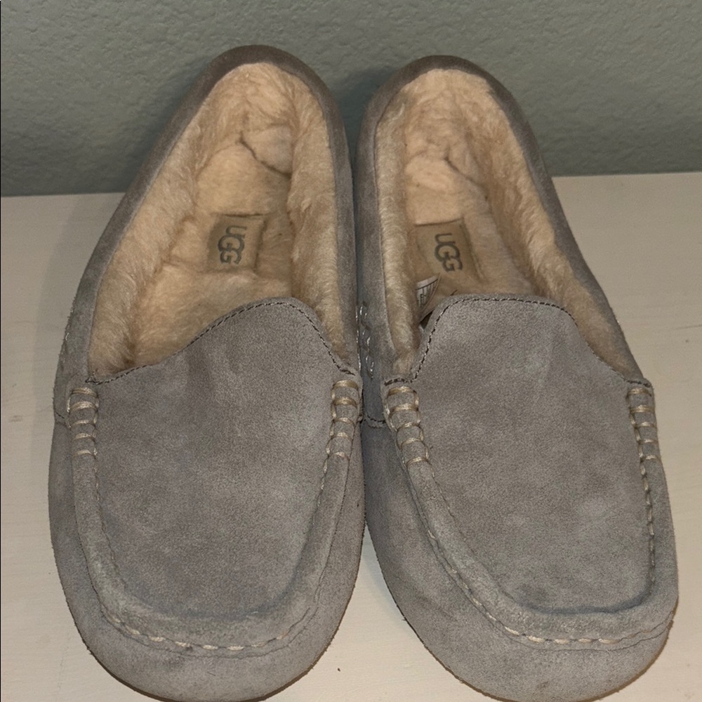 UGG Women's Light Gray Suede Loafers House Shoes Slippers Like New Size 7